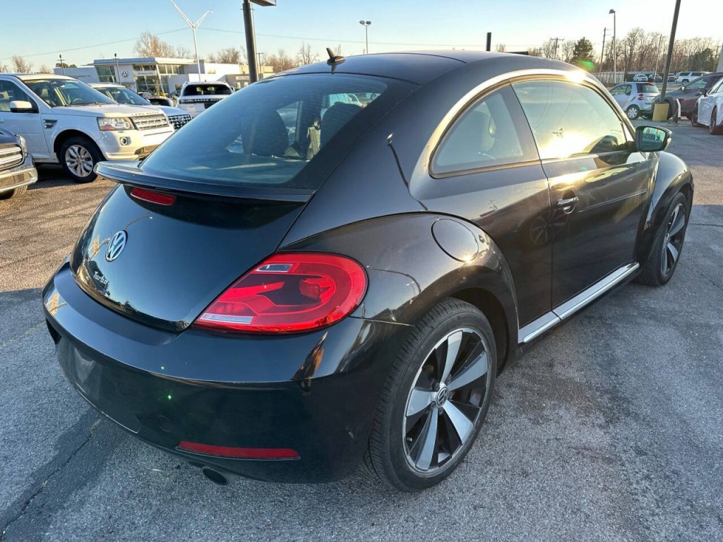 2013 Volkswagen Beetle Image 24