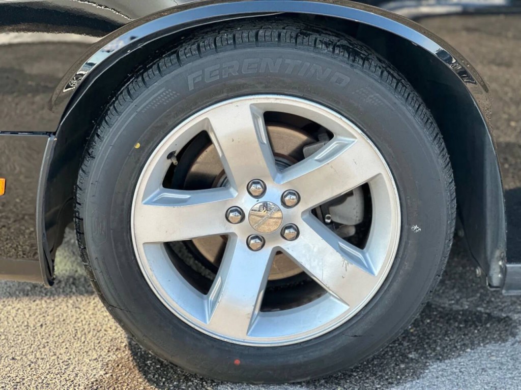 2013 Dodge Challenger Image 20