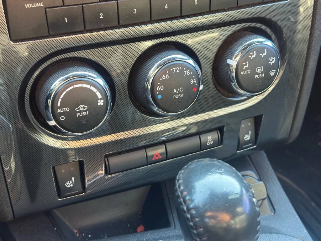 2013 Dodge Challenger Image 25