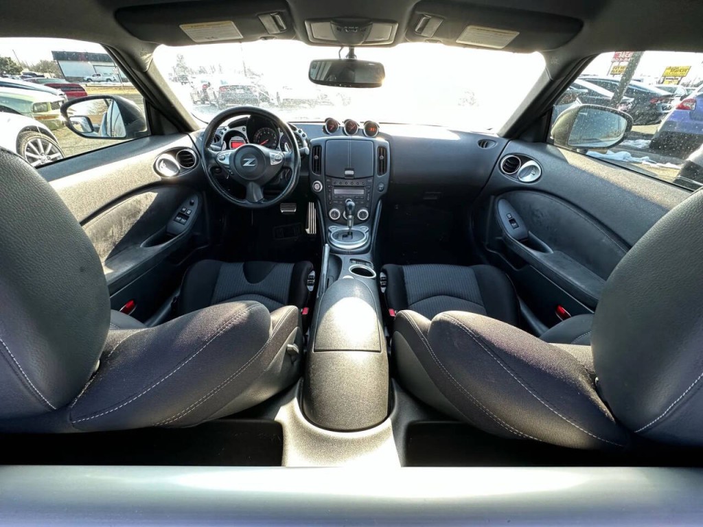 2009 Nissan 370Z Image 2