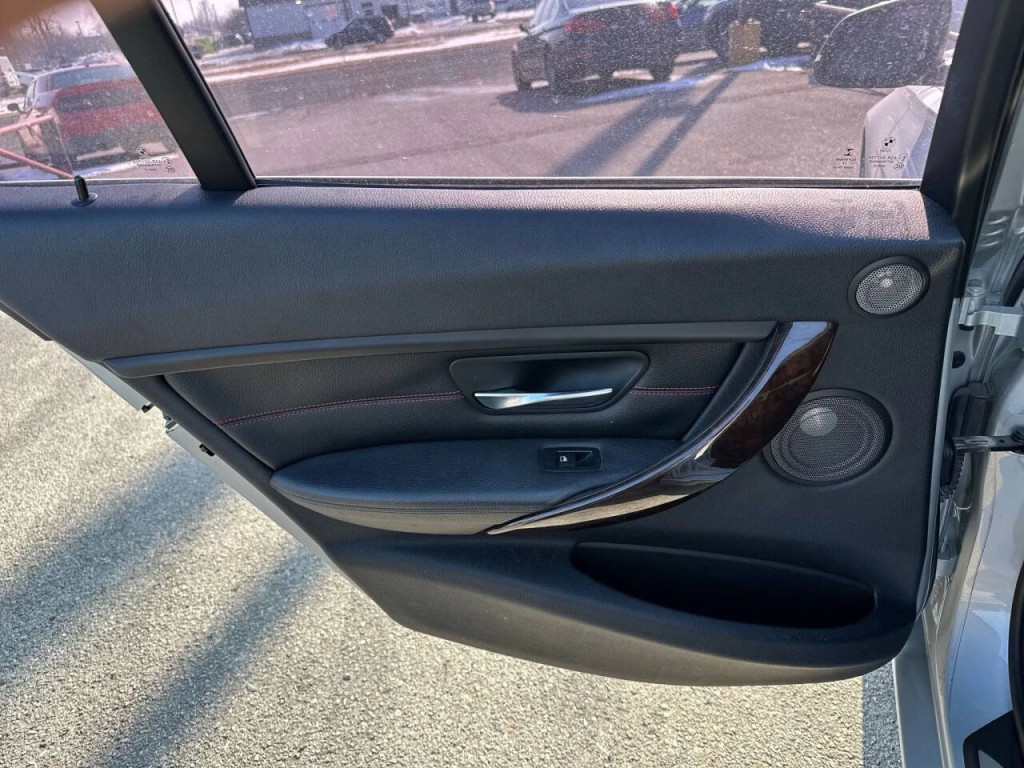 2015 BMW 3 Series Image 21