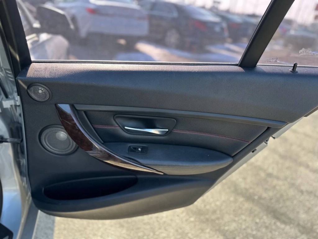 2015 BMW 3 Series Image 23