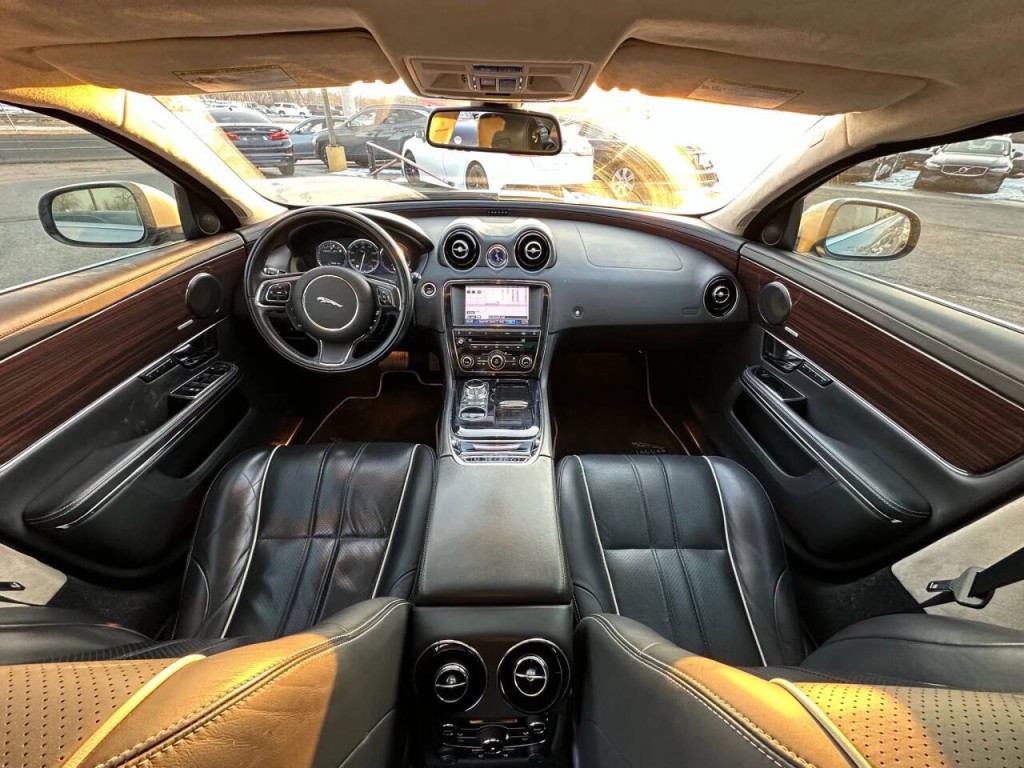 2011 Jaguar XJ Image 1
