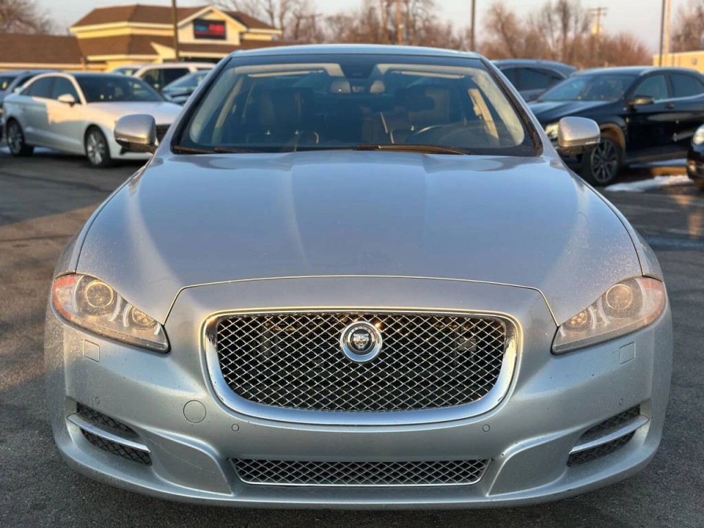 2011 Jaguar XJ Image 2