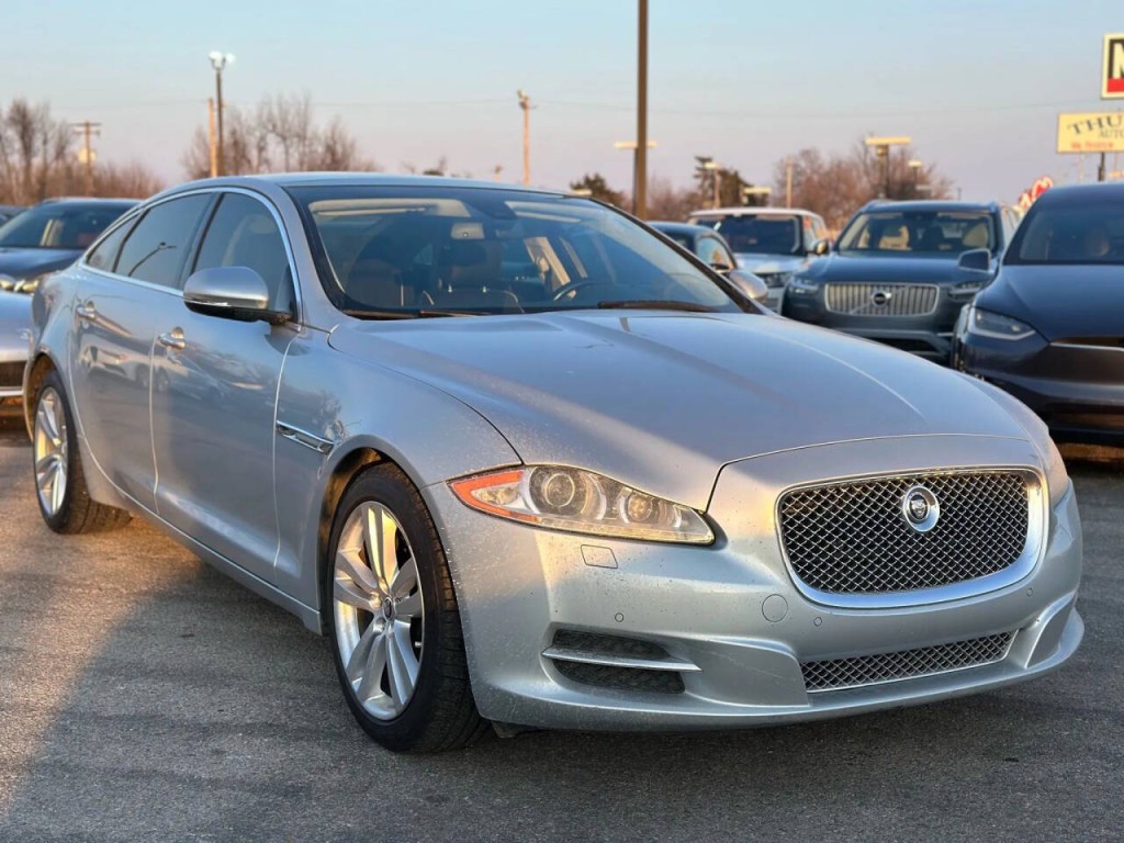 2011 Jaguar XJ Image 3
