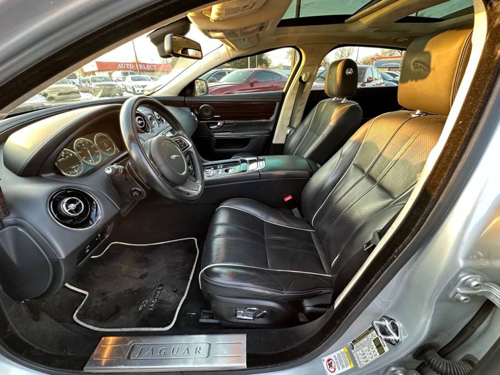 2011 Jaguar XJ Image 9