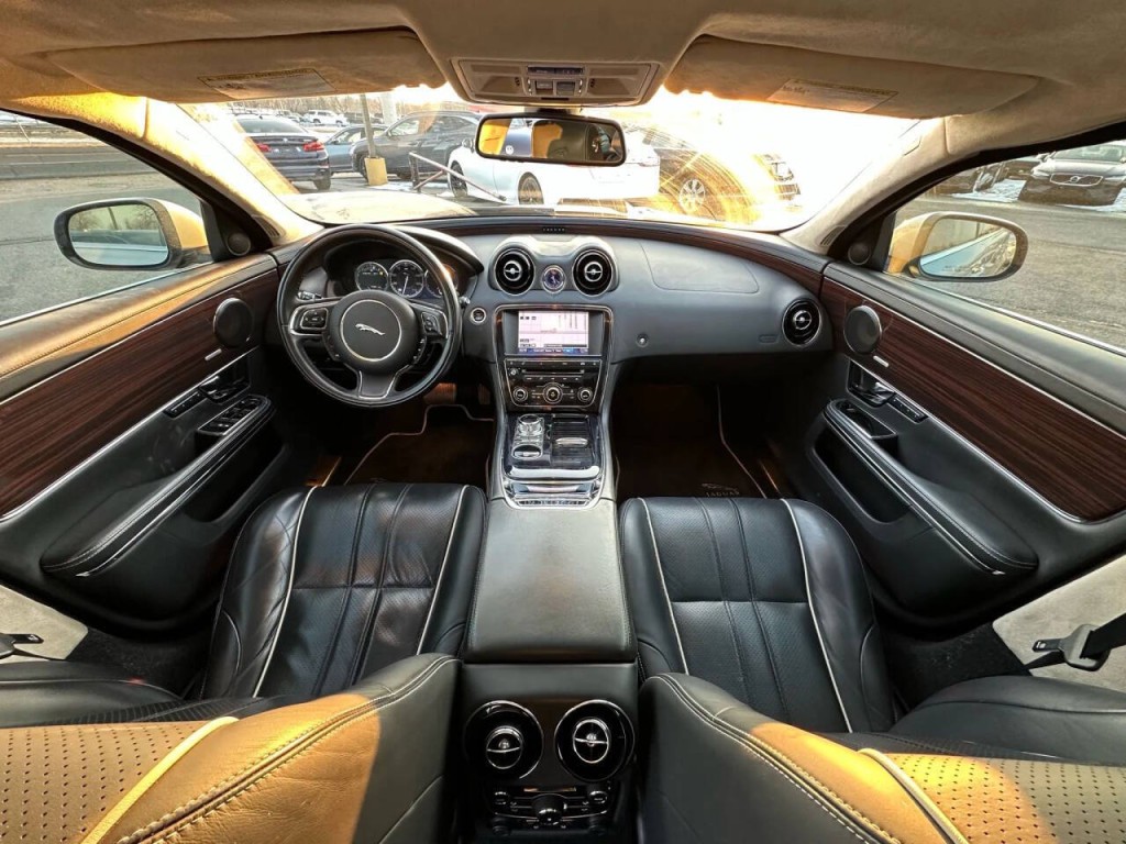 2011 Jaguar XJ Image 10