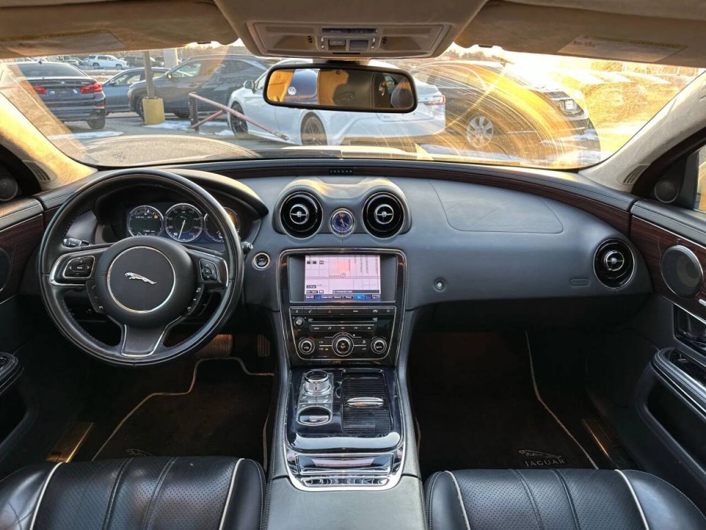 2011 Jaguar XJ Image 11