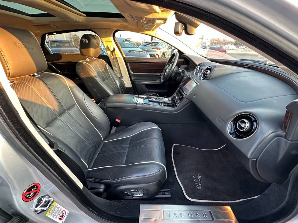 2011 Jaguar XJ Image 12