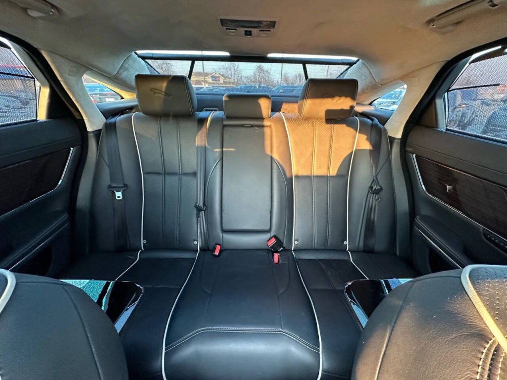 2011 Jaguar XJ Image 15