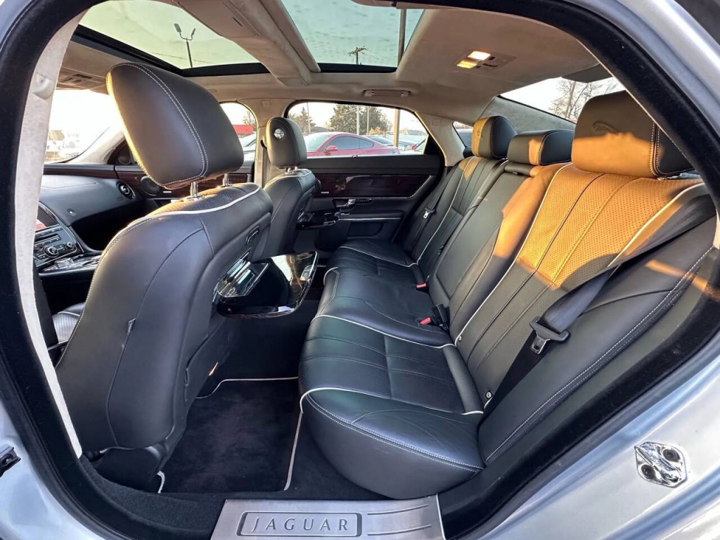 2011 Jaguar XJ Image 16