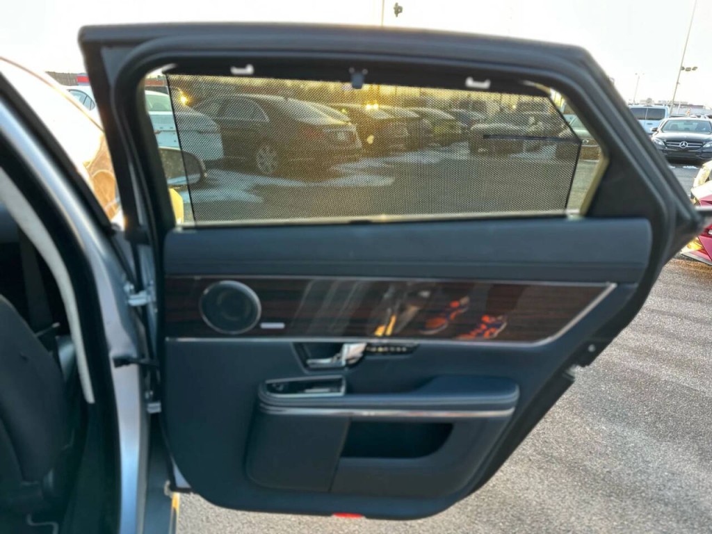 2011 Jaguar XJ Image 22