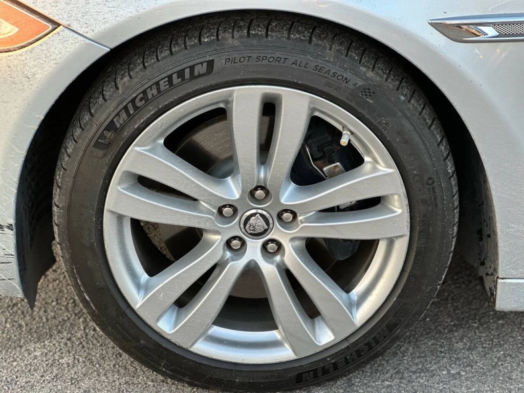 2011 Jaguar XJ Image 23