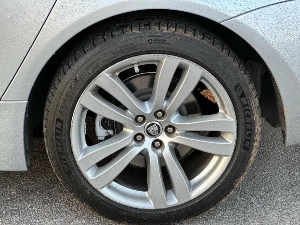 2011 Jaguar XJ Image 24