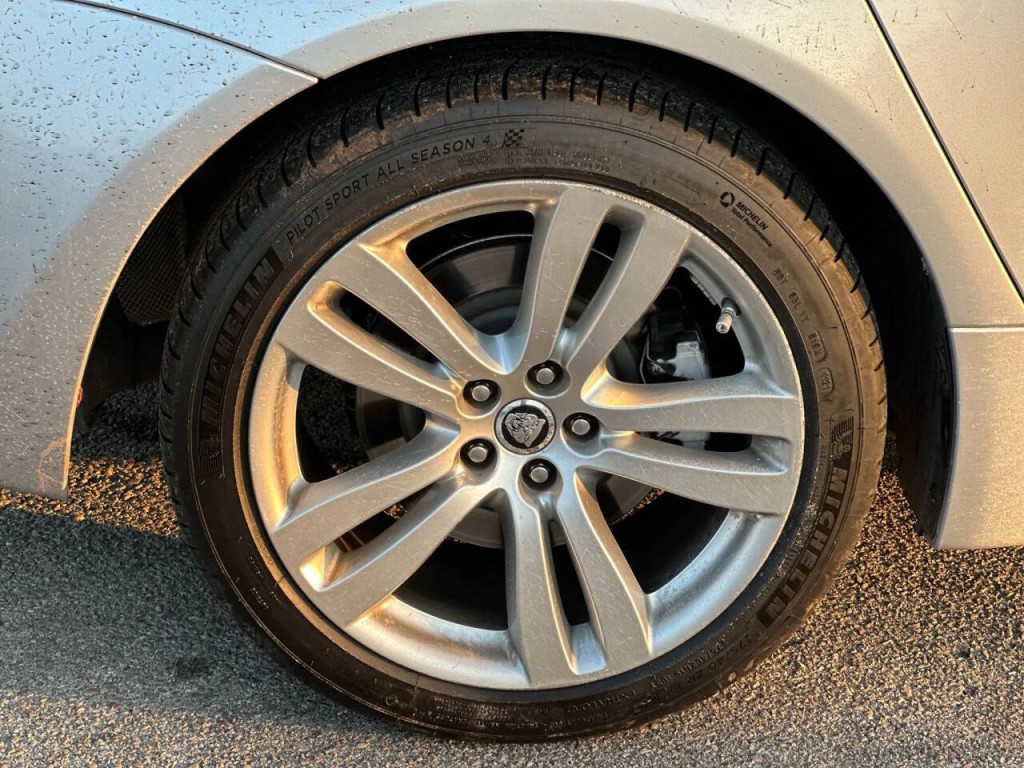 2011 Jaguar XJ Image 25