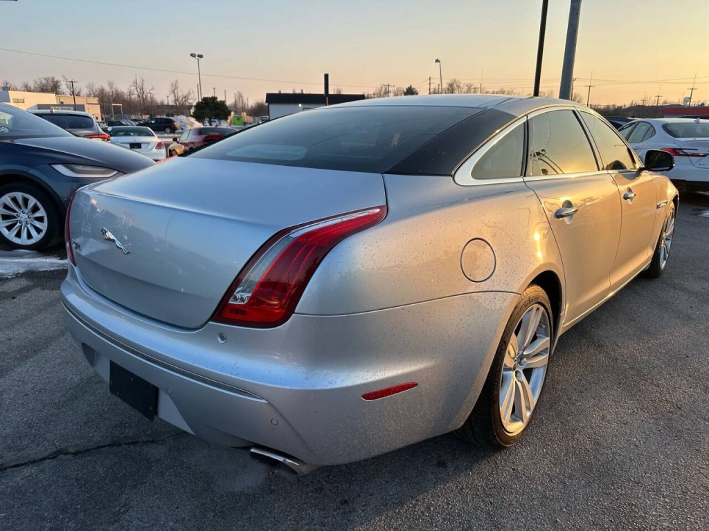 2011 Jaguar XJ Image 31