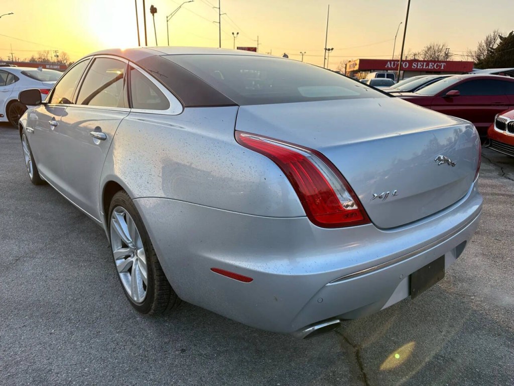 2011 Jaguar XJ Image 33