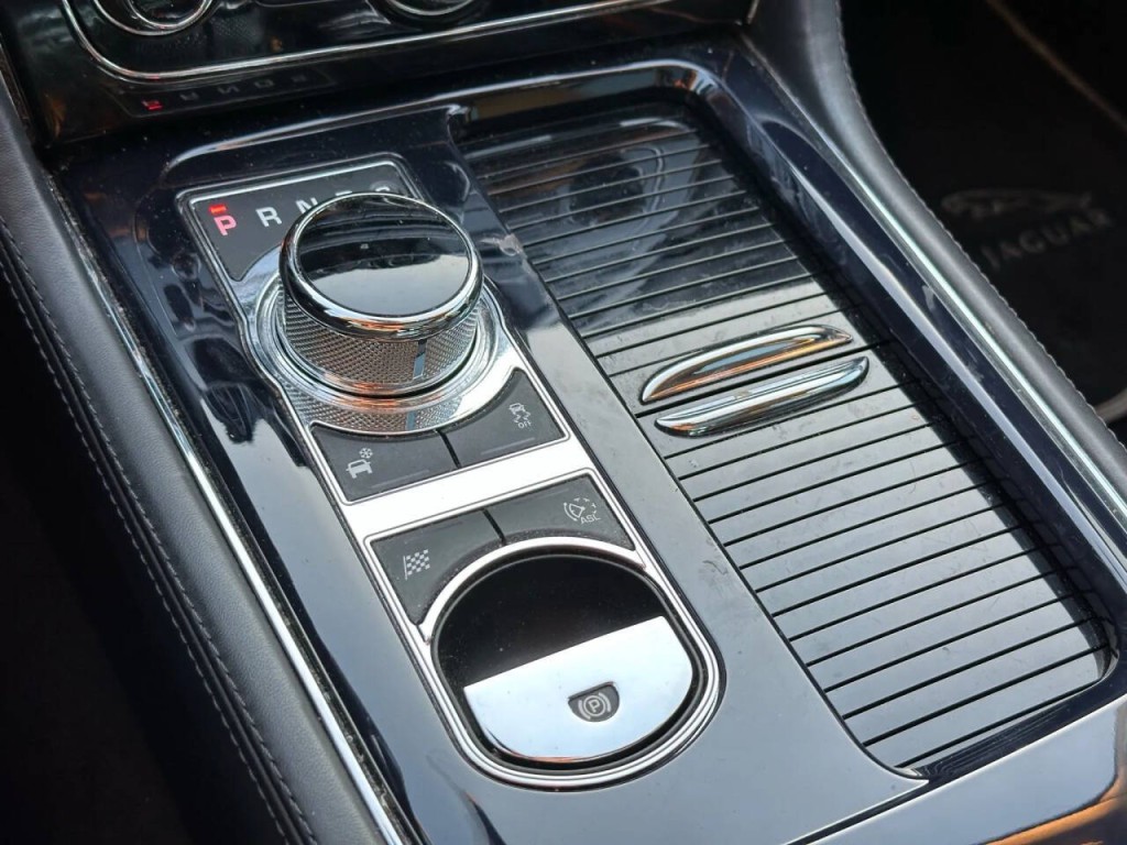 2011 Jaguar XJ Image 41