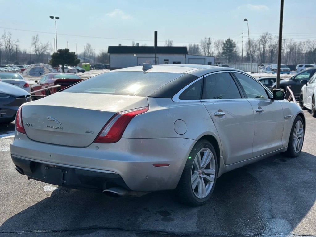 2016 Jaguar XJ Image 6