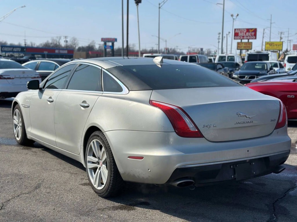 2016 Jaguar XJ Image 8