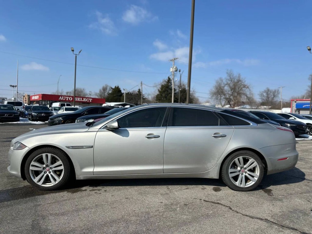 2016 Jaguar XJ Image 9