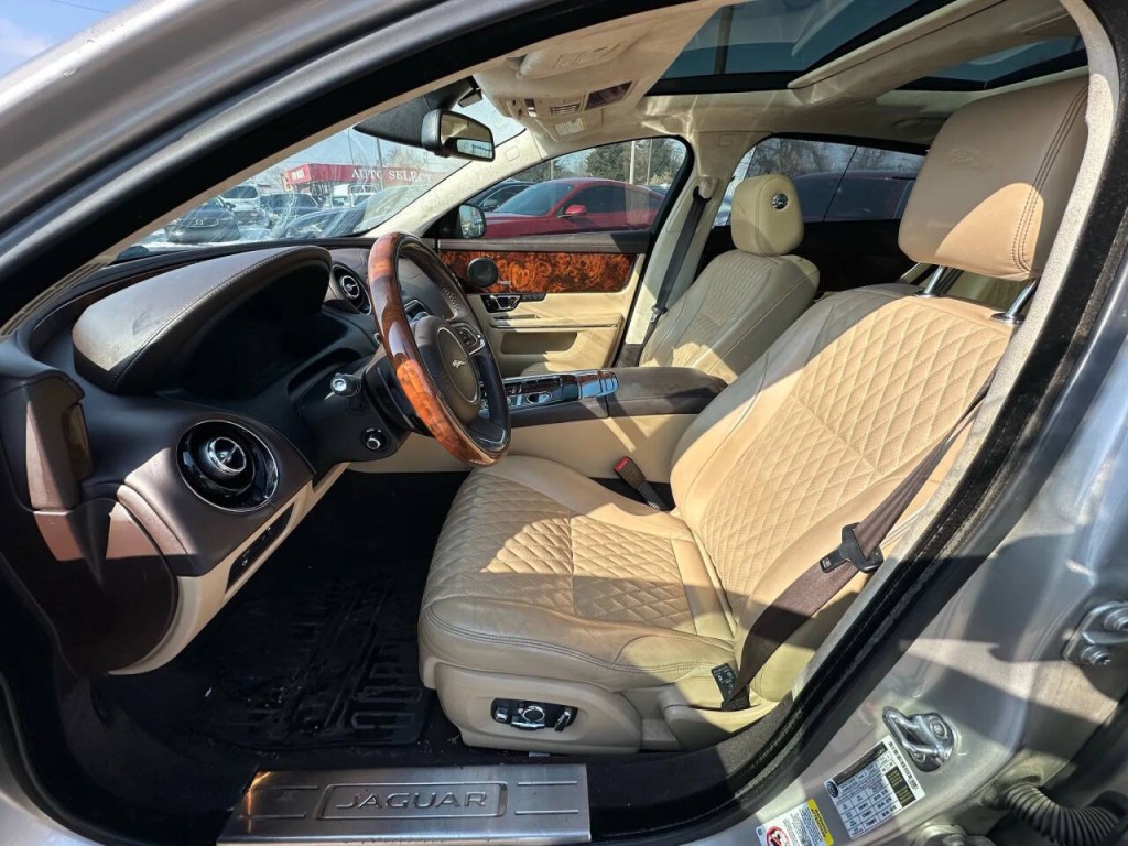 2016 Jaguar XJ Image 10