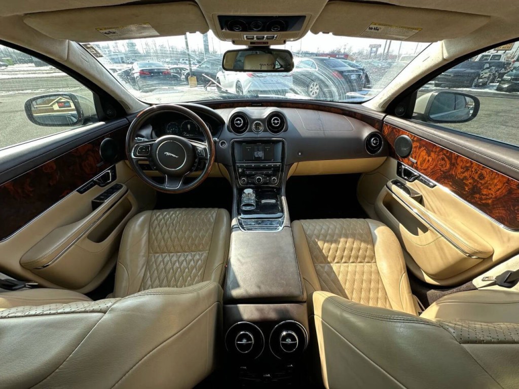 2016 Jaguar XJ Image 11