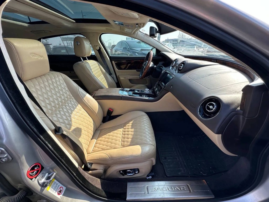 2016 Jaguar XJ Image 12