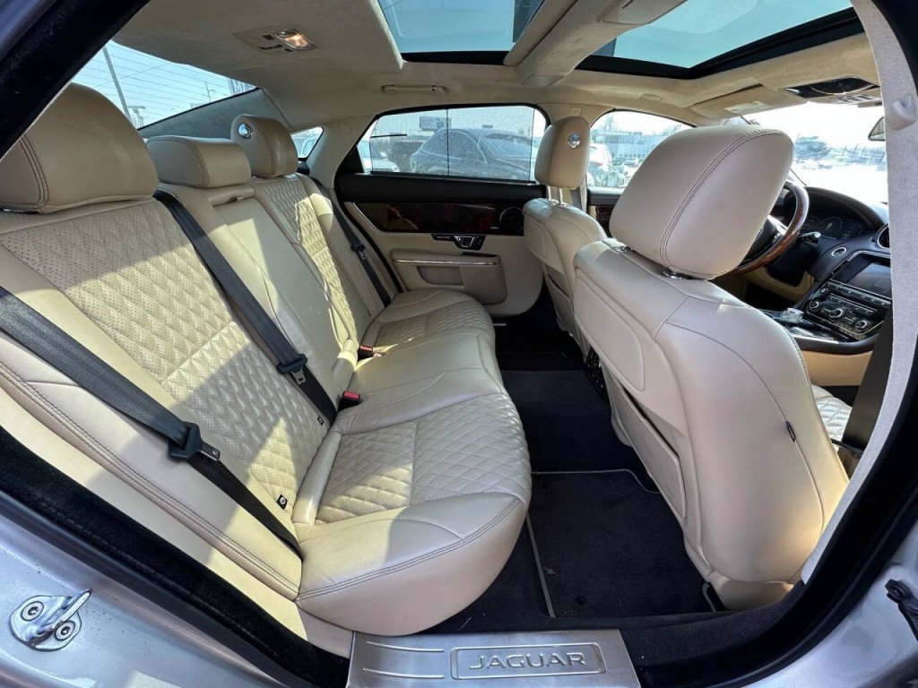 2016 Jaguar XJ Image 13