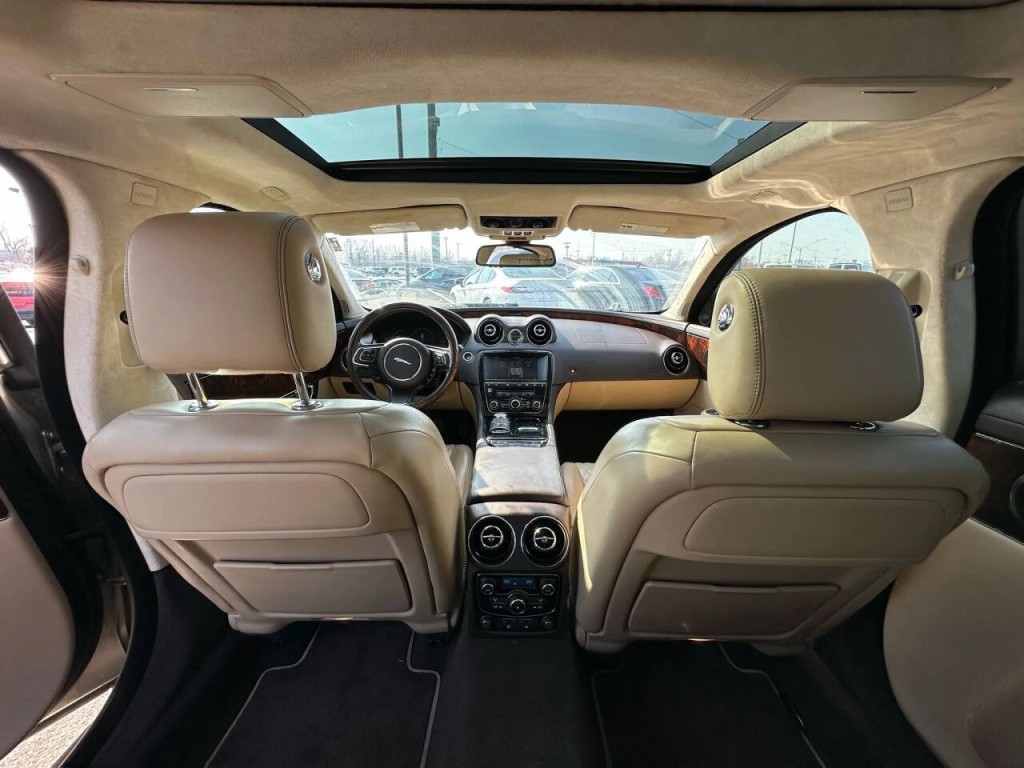 2016 Jaguar XJ Image 14