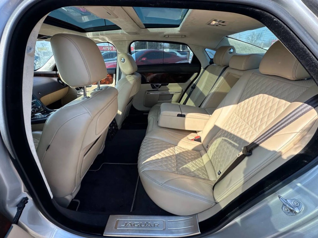 2016 Jaguar XJ Image 16