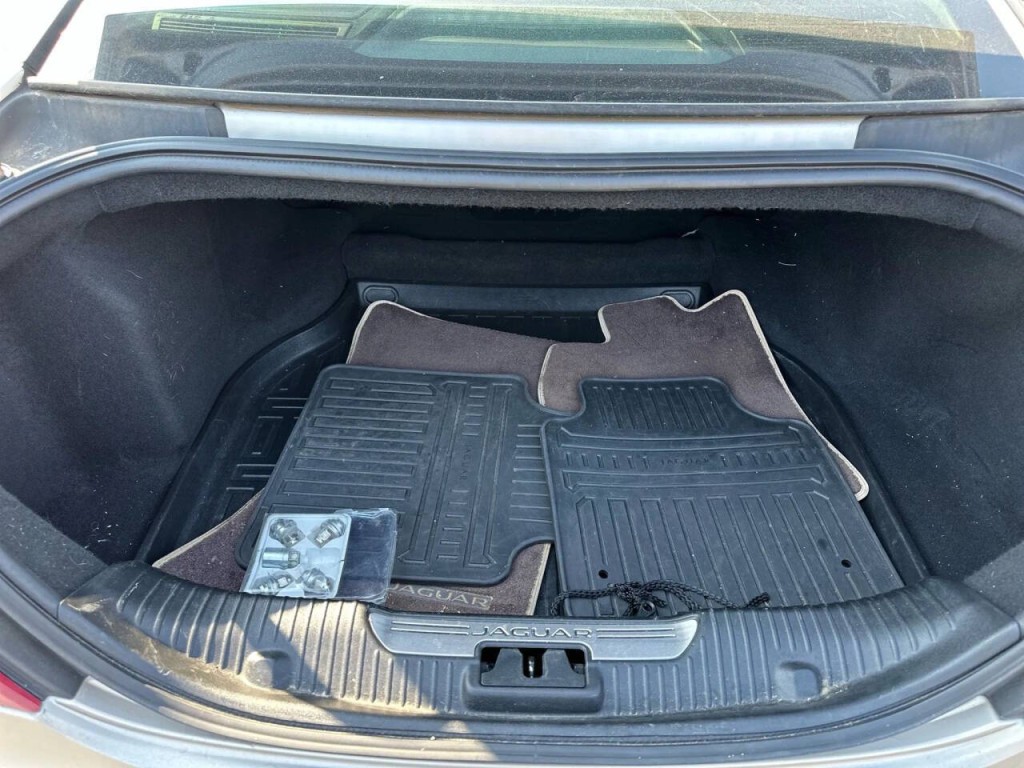 2016 Jaguar XJ Image 17