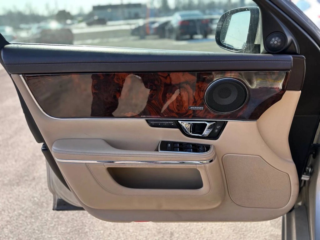 2016 Jaguar XJ Image 18