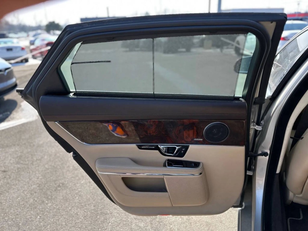 2016 Jaguar XJ Image 19