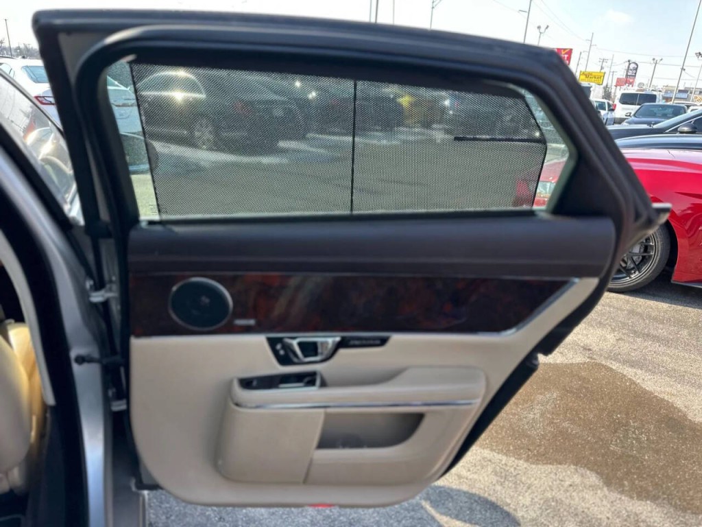 2016 Jaguar XJ Image 21