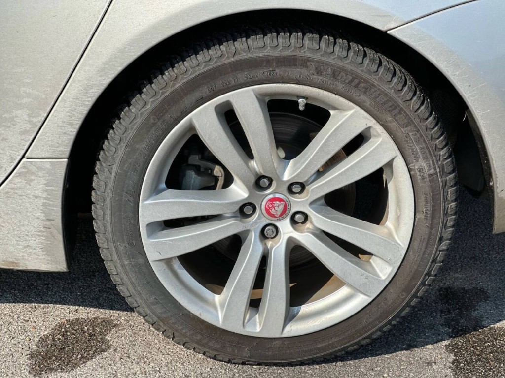 2016 Jaguar XJ Image 25