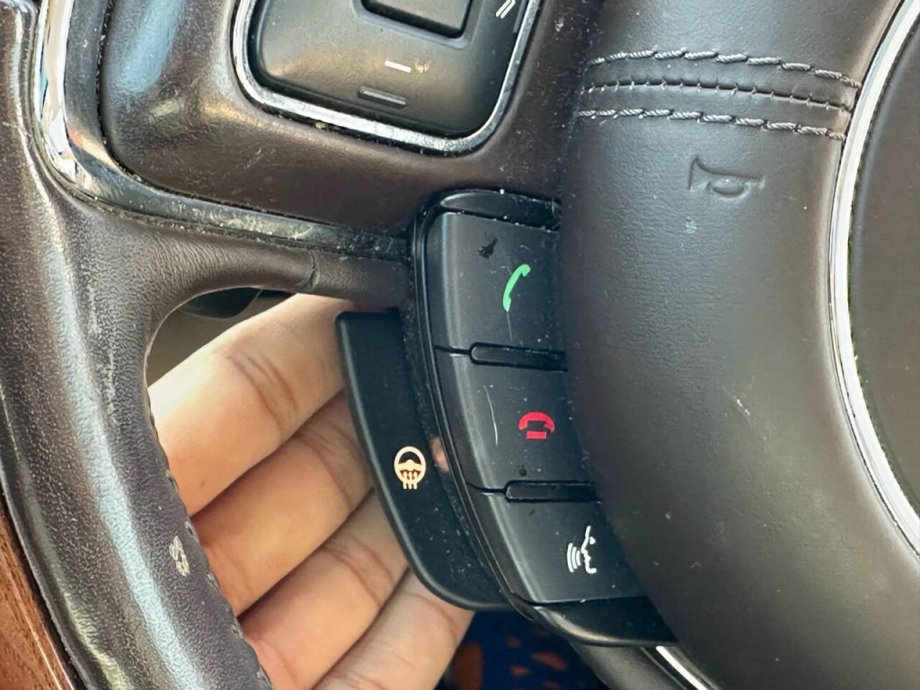 2016 Jaguar XJ Image 32