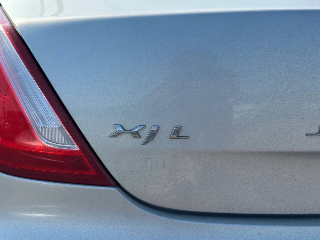 2016 Jaguar XJ Image 35