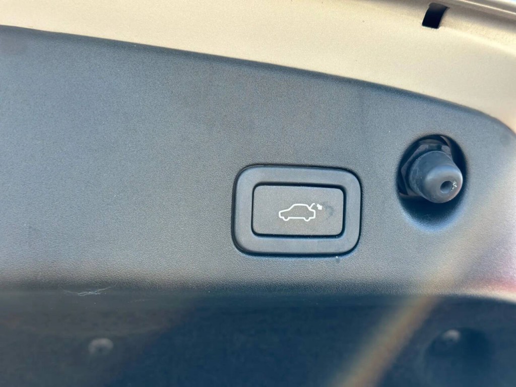 2016 Jaguar XJ Image 36