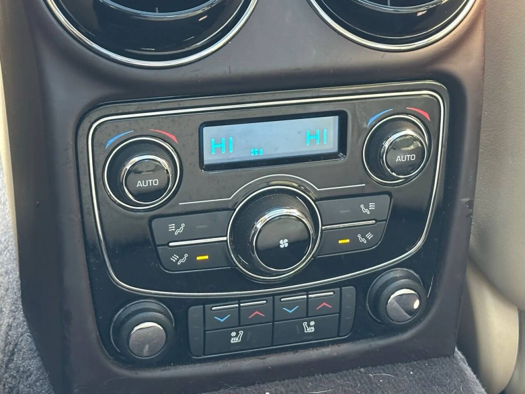 2016 Jaguar XJ Image 38