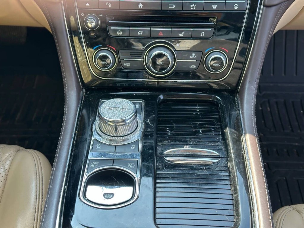 2016 Jaguar XJ Image 39