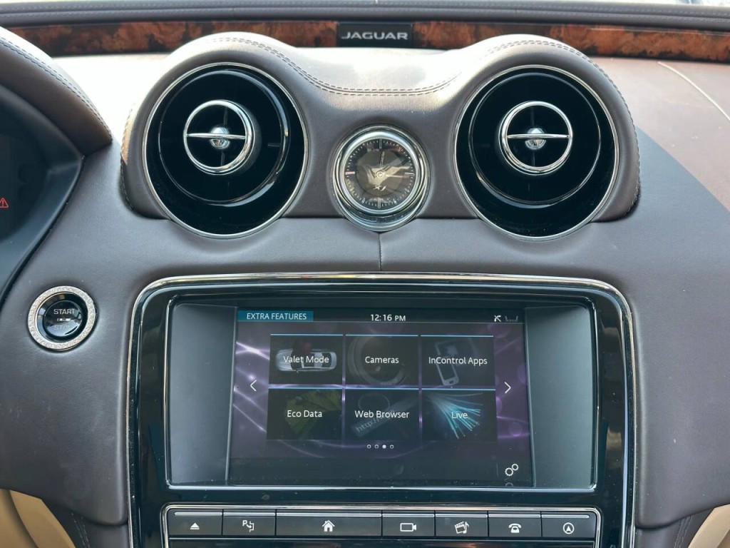 2016 Jaguar XJ Image 40