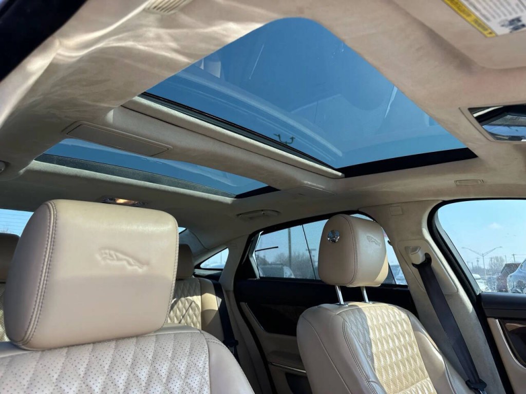 2016 Jaguar XJ Image 41