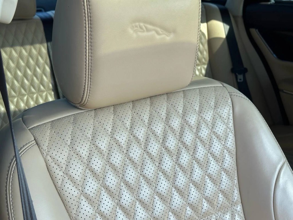 2016 Jaguar XJ Image 42