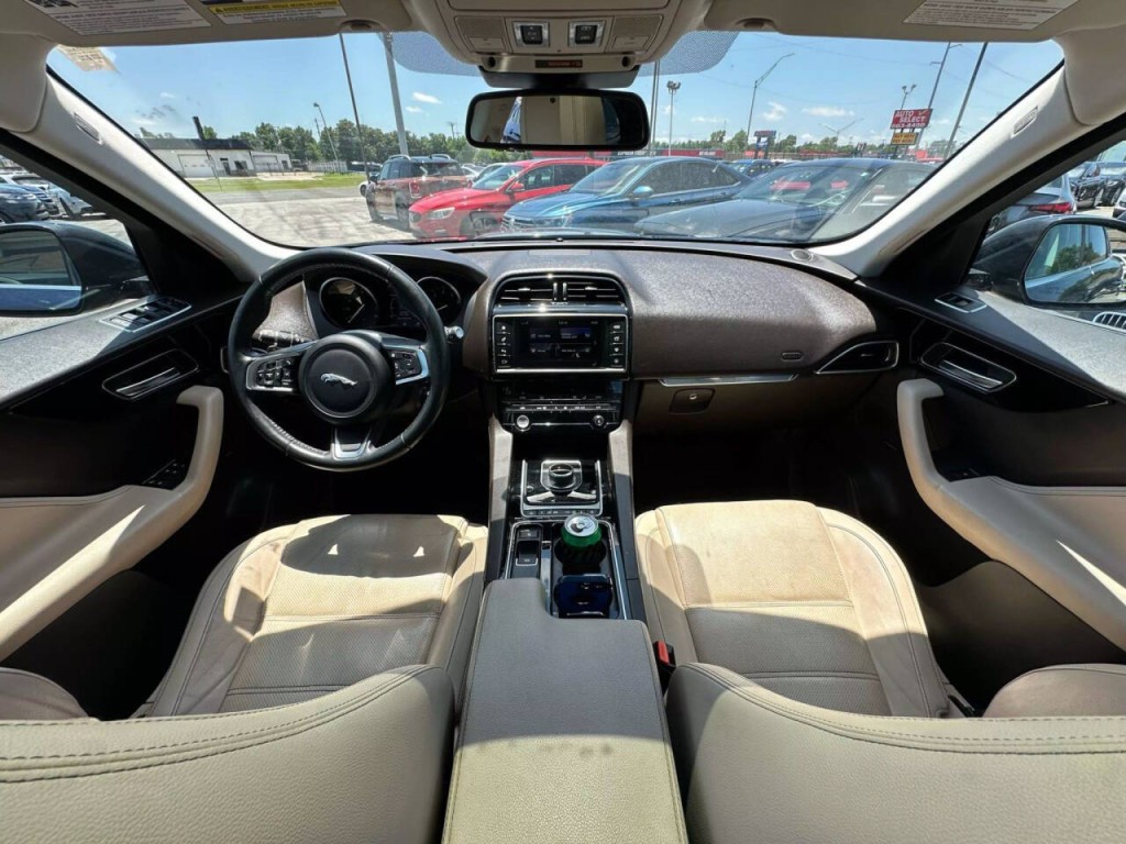 2018 Jaguar F-PACE Image 2