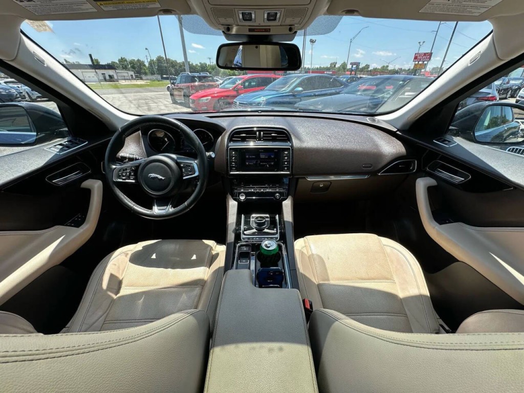 2018 Jaguar F-PACE Image 11