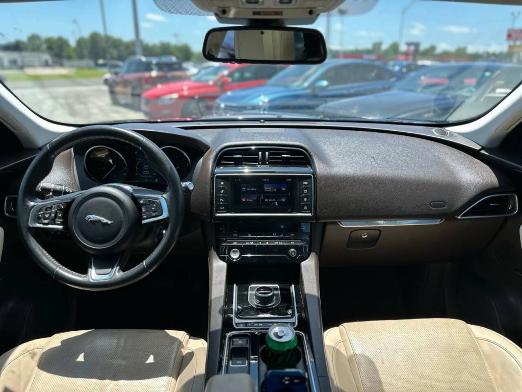 2018 Jaguar F-PACE Image 12