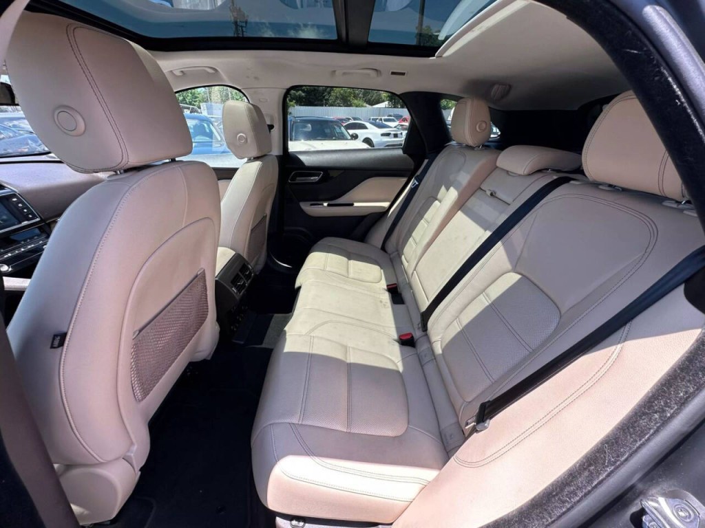 2018 Jaguar F-PACE Image 17