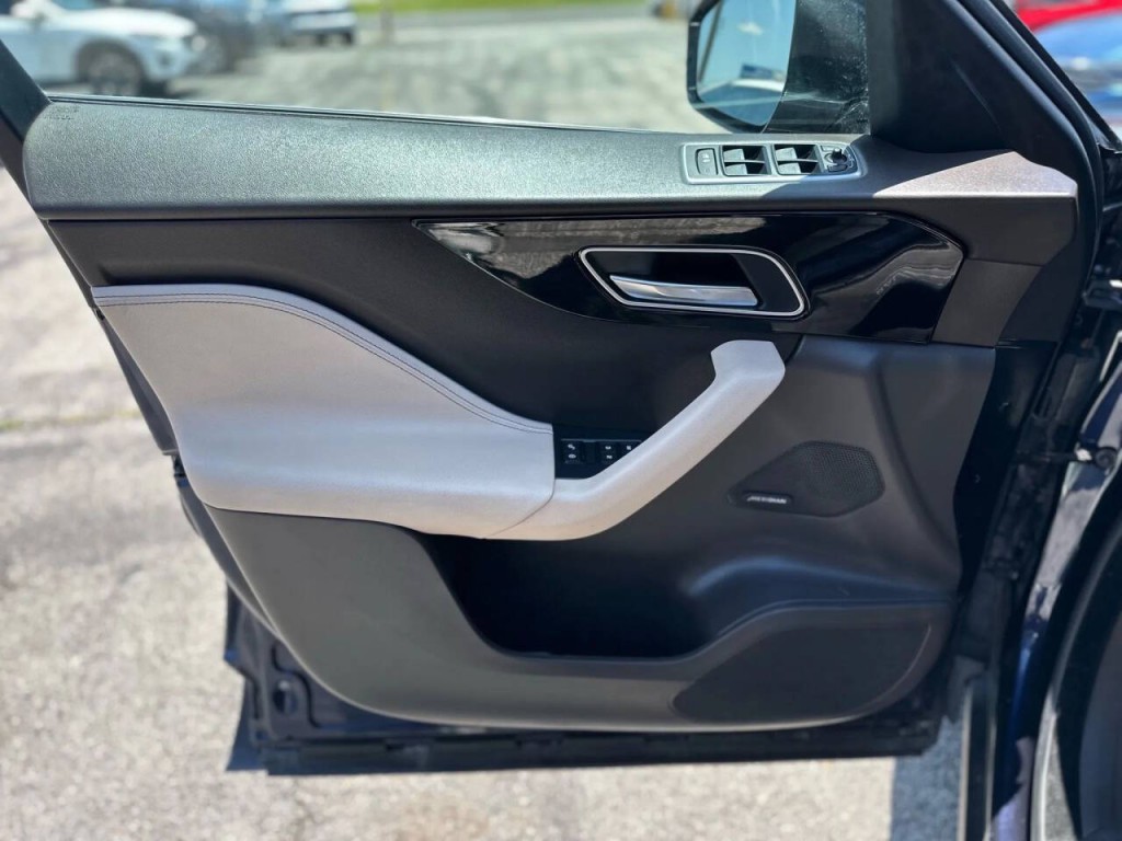 2018 Jaguar F-PACE Image 19