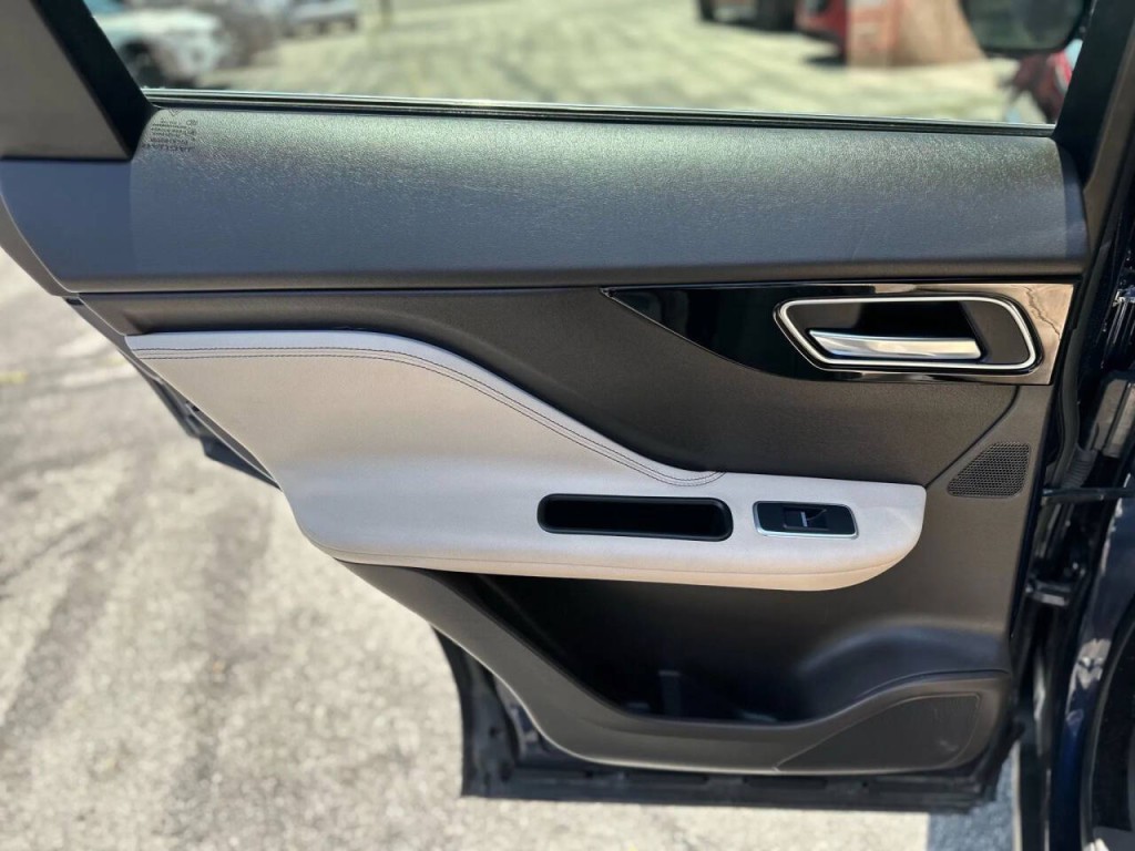 2018 Jaguar F-PACE Image 20